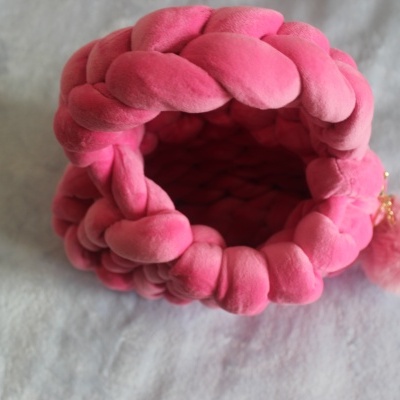 Bolsa rosa trançada com pompom cor-de-rosa