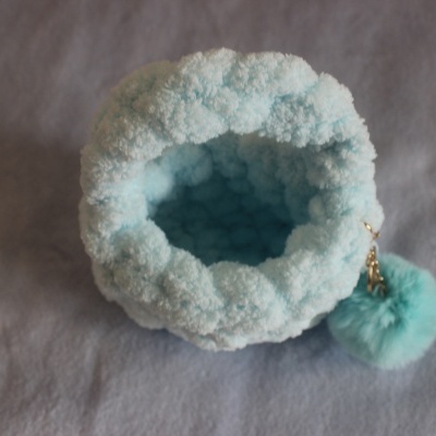 Saco de tecido de lã azul claro macio com chaveiro de pelúcia azul claro