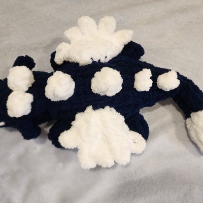 Boneco felpudo azul escuro e branco com várias protuberâncias