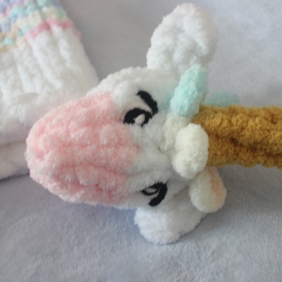 Boneco de pelúcia fofinho com nuvem rosa, branca e castanha