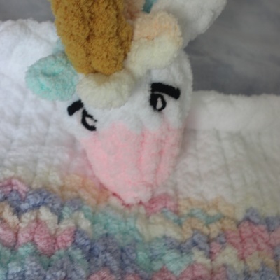 tricô colorido com figura de unicórnio felpudo