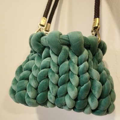 Bolsa verde trançada em tecido aveludado com alças em couro castanho e ferragens douradas
