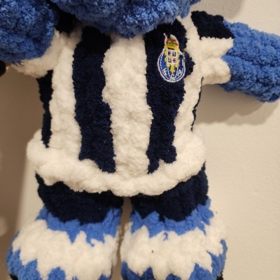 Boneco de peluche com roupa às riscas verticais azul e branca e emblema FC Porto
