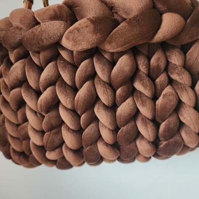 Mala castanha com tecido trançado almofadado e alças de madeira