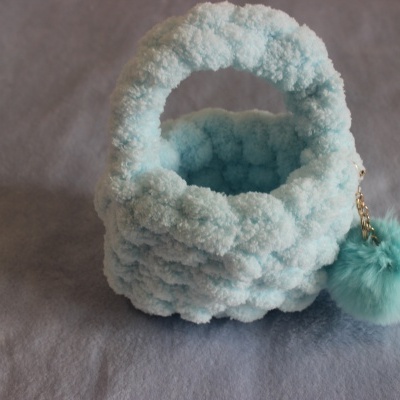 Bolsa pequena azul claro felpuda com pompom