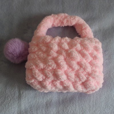 Mala de mão pequena cor-de-rosa com pompom lilás