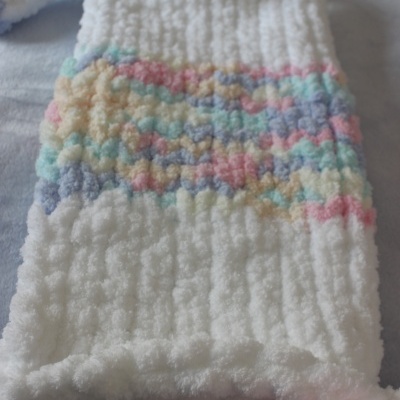 Camisola para bebé em malha grossa de várias cores pastel e branco