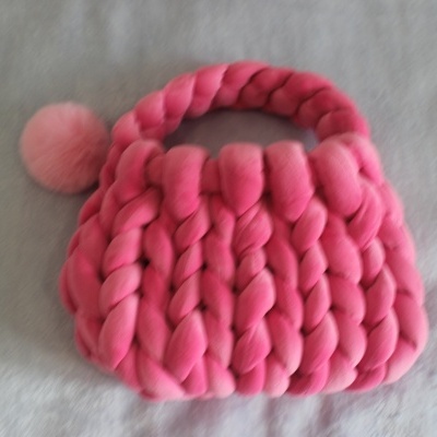 Mala rosa trançada com pompom felpudo