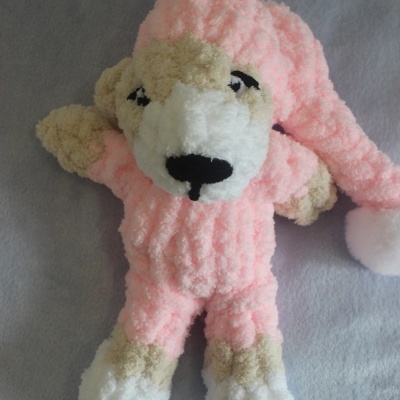 Pelúcia de cão em tecido felpudo com gorro rosa