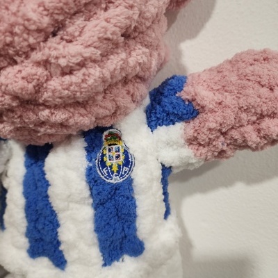 Boneco em tecido felpudo com camisa do Futebol Clube do Porto (FCP)