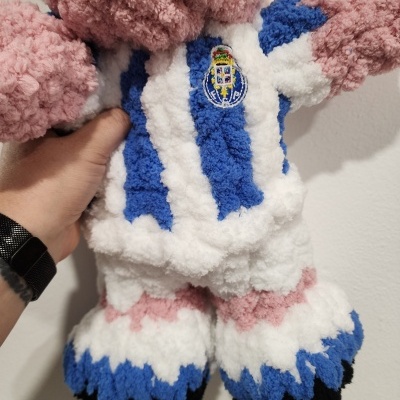 Urso de peluche felpudo azul, branco e cor-de-rosa com brasão bordado