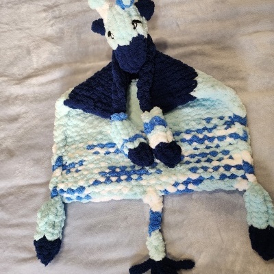 Manta felpuda azul e branca com unicórnio de peluche