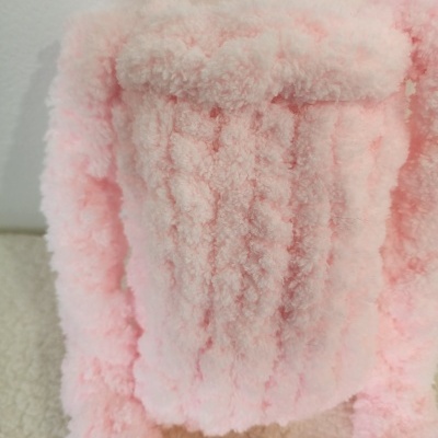 Mochila pequena de pelúcia cor-de-rosa com textura felpuda