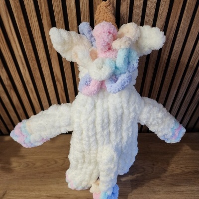 Boneco unicornio de pelúcia macia colorida em tons pastel