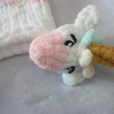 Brinquedo de pelúcia em forma de unicórnio felpudo colorido