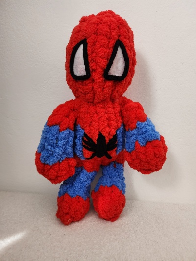 Boneco de peluche do Spider-Man vermelho e azul com olhos grandes brancos