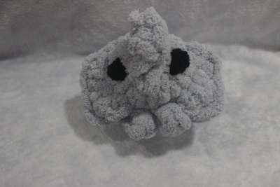 Pelúcia artesanal cinzenta em forma de elefante com olhos pretos