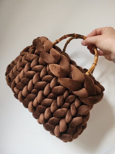 Mala castanha trançada com alças de madeira