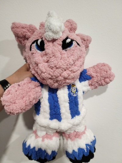 Pelúcia de unicórnio rosa com camisola do FC Porto azul e branca.