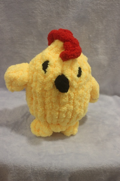 Pelúcia amarela de galinha com crista vermelha e bico preto