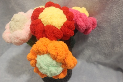 Bouquet de flores felpudas coloridas feitas à mão