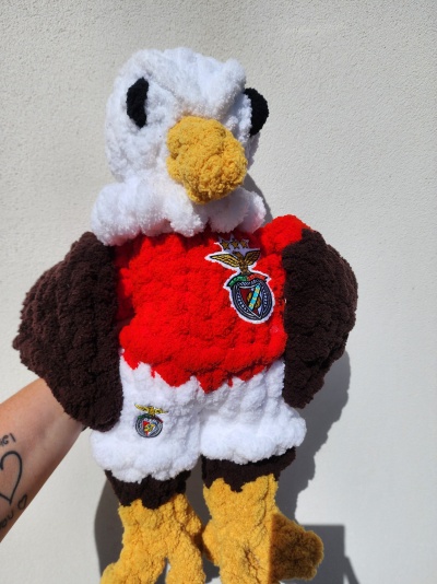 Boneco de peluche águia com emblema do Benfica em fundo branco