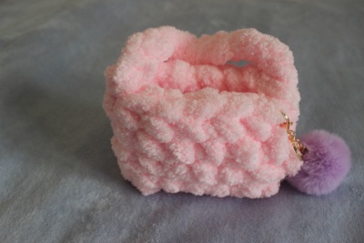 Bolsa de mão felpuda cor-de-rosa claro com pompom lilás