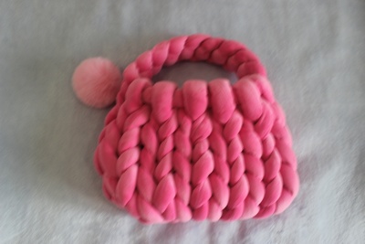 Mala rosa trançada com pompom felpudo