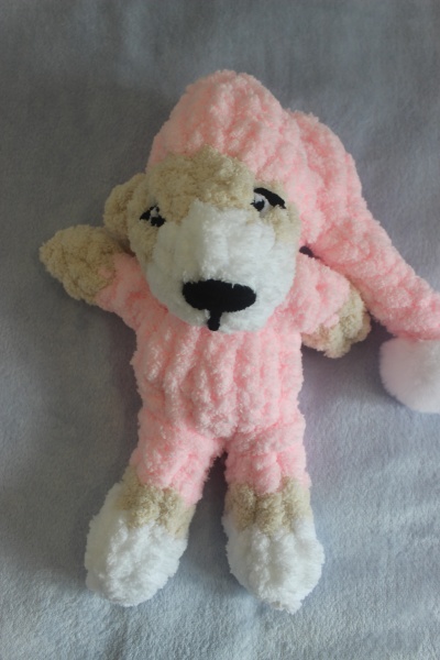 Pelúcia de cão em tecido felpudo com gorro rosa