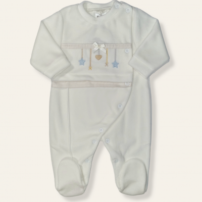 Macacão de bebé branco com decoração de estrelas e coração.