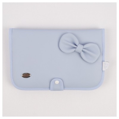 Estojo azul claro com laço decorativo e fecho de botão