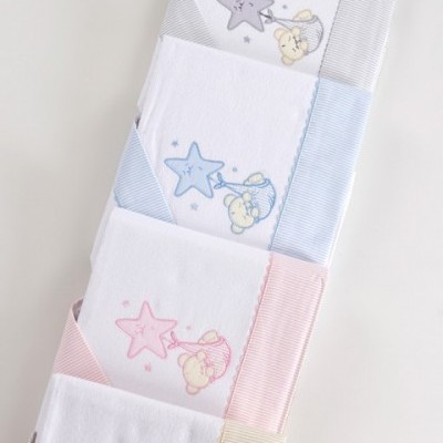 Quatro toalhas de bebé com bordados de estrelas e ursinhos em várias cores