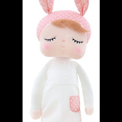 Boneca de pano com orelhas cor-de-rosa e vestido branco com bolso cor-de-rosa