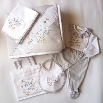 Conjunto de roupa e acessórios para bebé branco e cinza com bordado de corações e texto