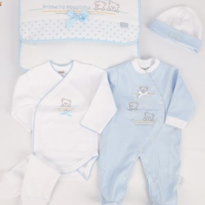 Conjunto de roupa de bebé com saco, body, macacão e gorro em tons brancos e azuis com ursinhos bordados.