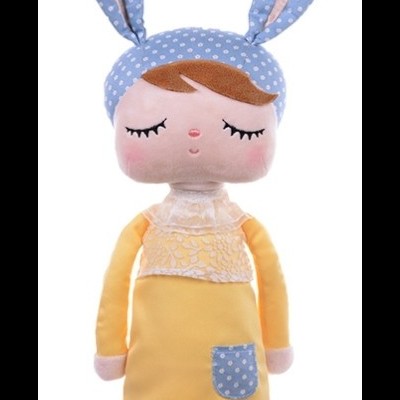 Boneco de peluche com vestido amarelo e chapéu azul com bolinhas brancas