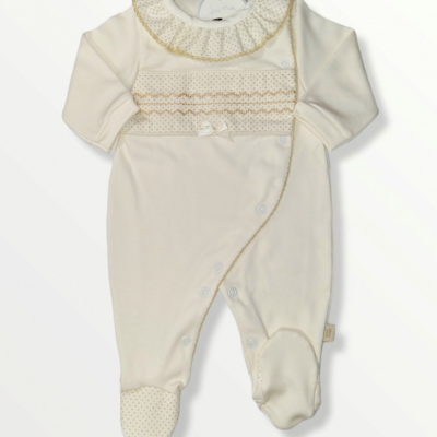 Macacão de bebé cru com detalhes em renda creme e bege e botões de pressão.