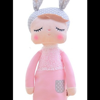 Boneca de peluche rosa com vestido e orelhas de coelho cinzentas
