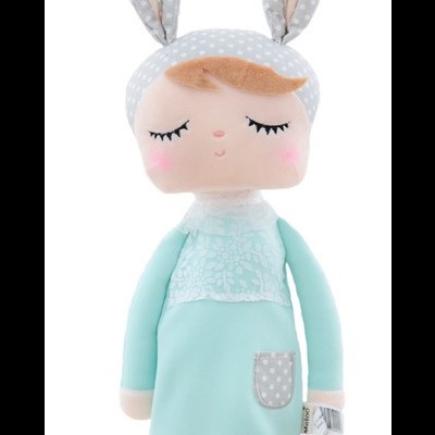 Boneca peluche com vestido azul claro e orelhas de coelho cinzentas