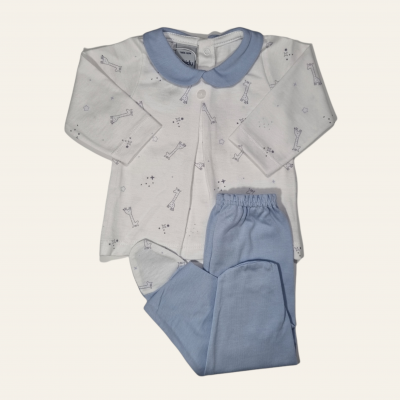 Conjunto de bebé branco com padrão de girafas e estrelas cinzentas e calças azuis