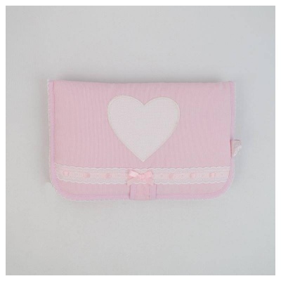 Carteira rosa com coração branco e laço de tecido