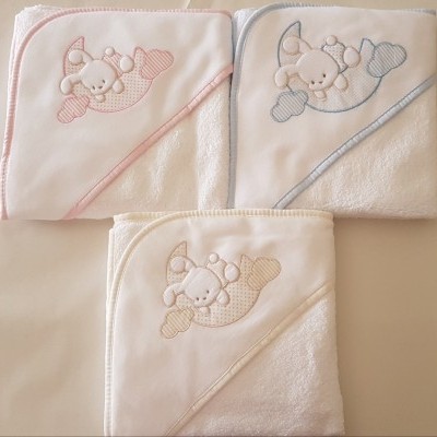 Toalhas de bebé brancas com bordas rosa, azul e bege e bordados de elefante.