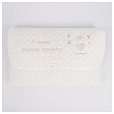 Muda-fraldas acolchoado branco com bordado
