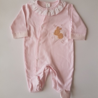 Macacão rosa claro para bebé com gola folho branco e coelho bordado