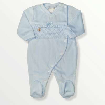 Macacão azul claro para bebé com padrão matelassê e botões de pressão