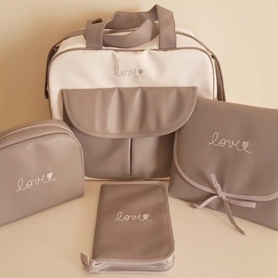 Conjunto de bolsas bege e castanho com bordado 'love' em tom claro