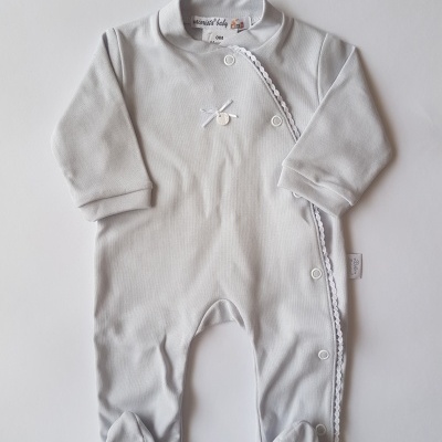 Macacão cinzento para bebé com botões de pressão e gola
