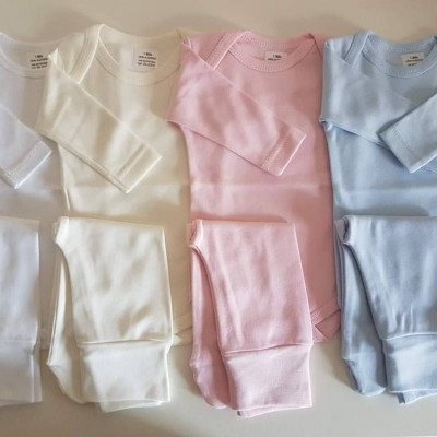 Conjuntos de roupa de bebé em algodão nas cores branco, creme, rosa e azul-claro