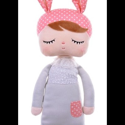 Boneca de peluche com vestido cinza e orelhas de coelho rosa com bolinhas brancas