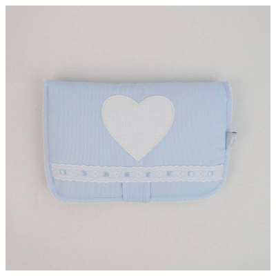 Carteira tecido azul claro com coração branco bordado e faixa branca decorativa